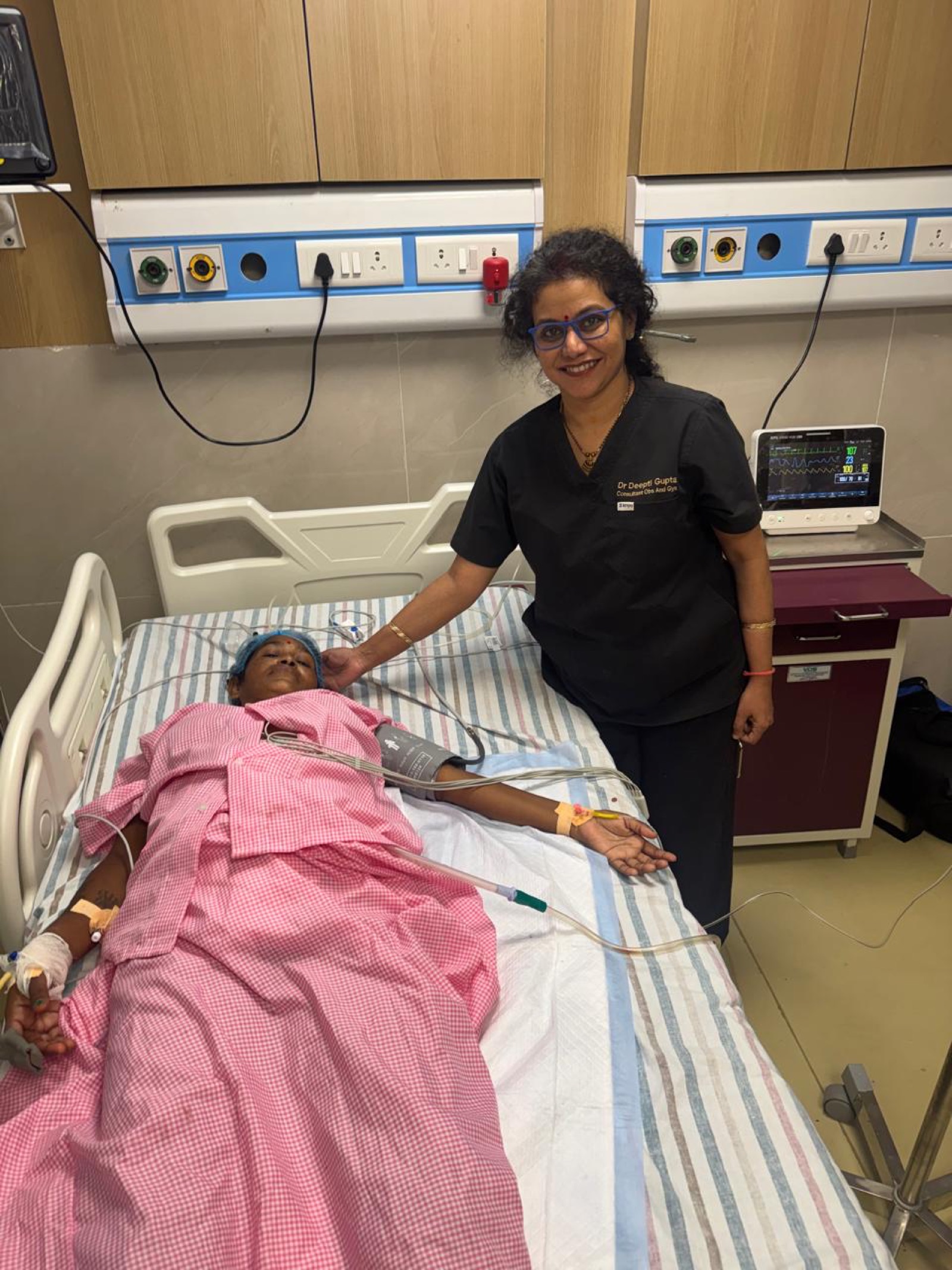 Dr. Deepti Gupta providing bedside care at Lucknow Institute for Fertility, Endoscopy, Lucknow